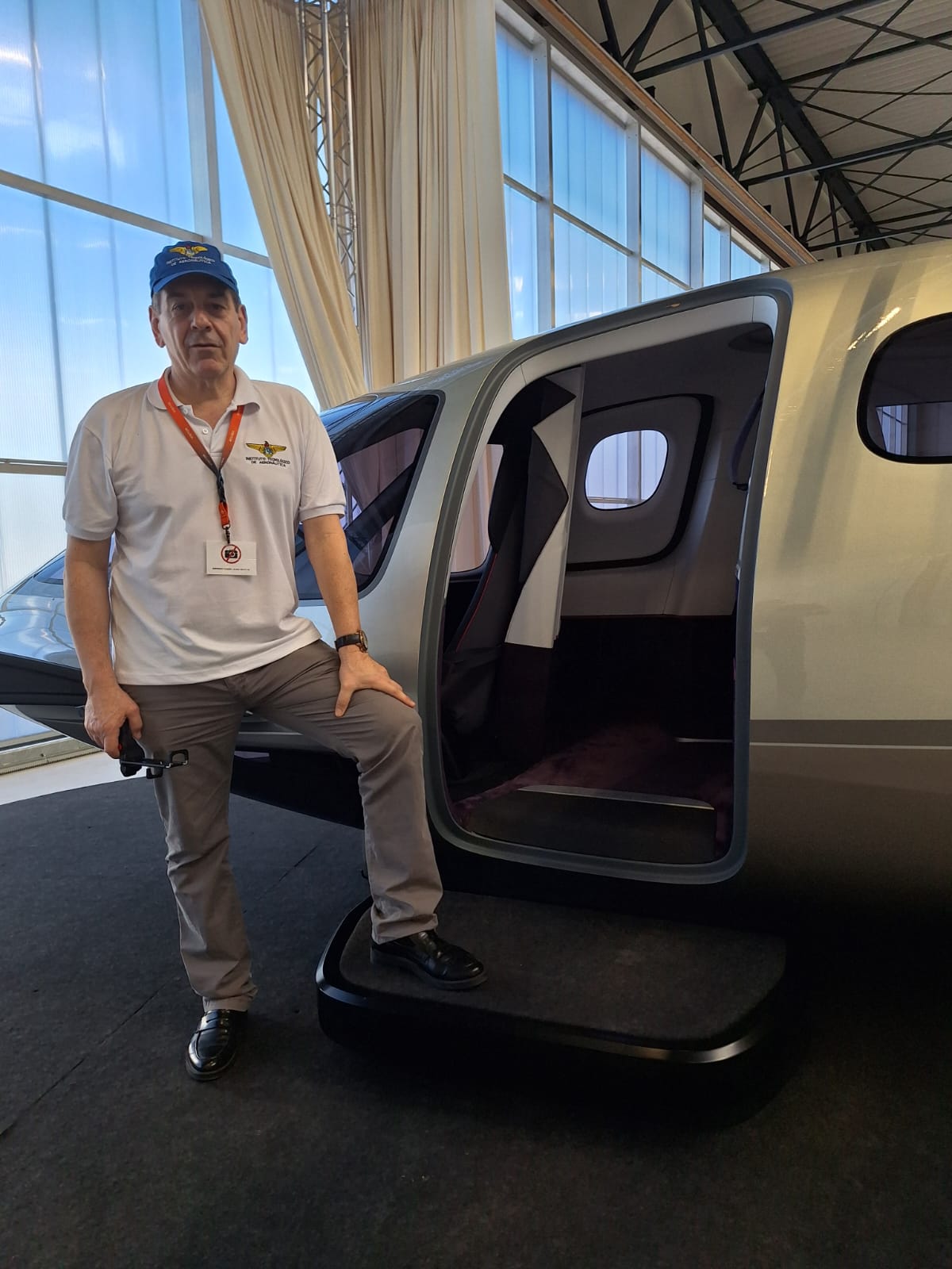 Marcelo Vieira de Castro ao lado de uma aeronave